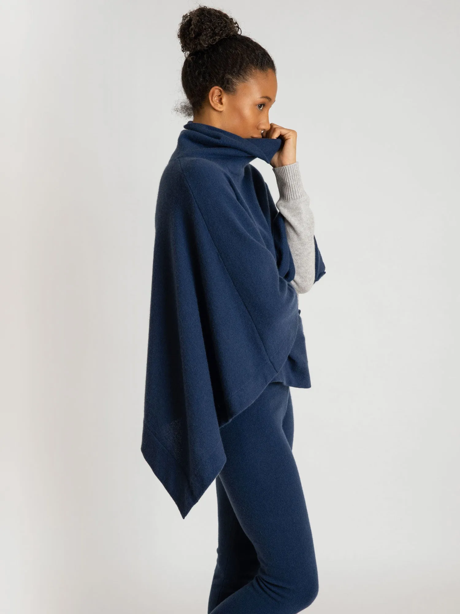 Cashmere poncho "Ylva" - mountain blue